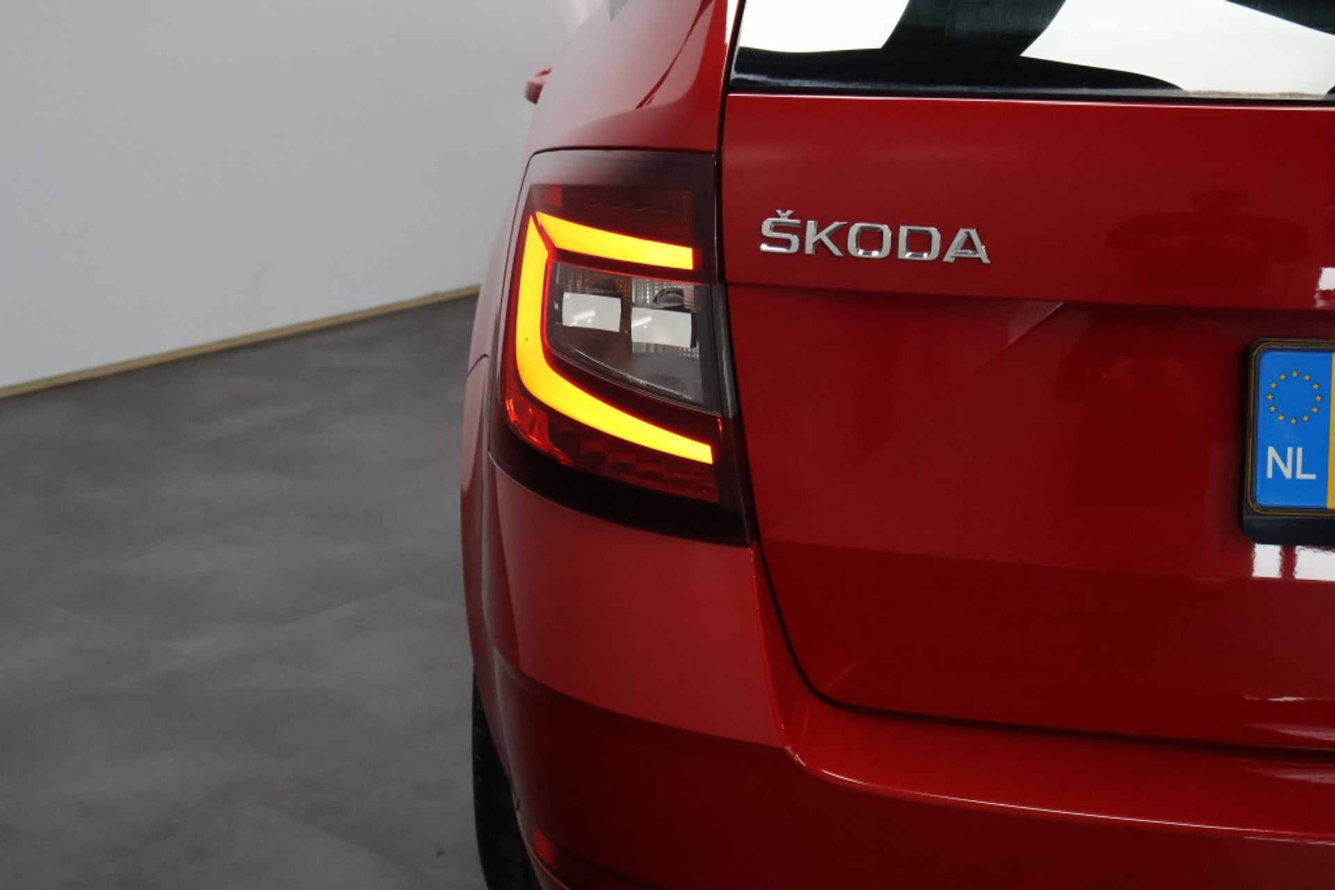 44398210-6.jpg